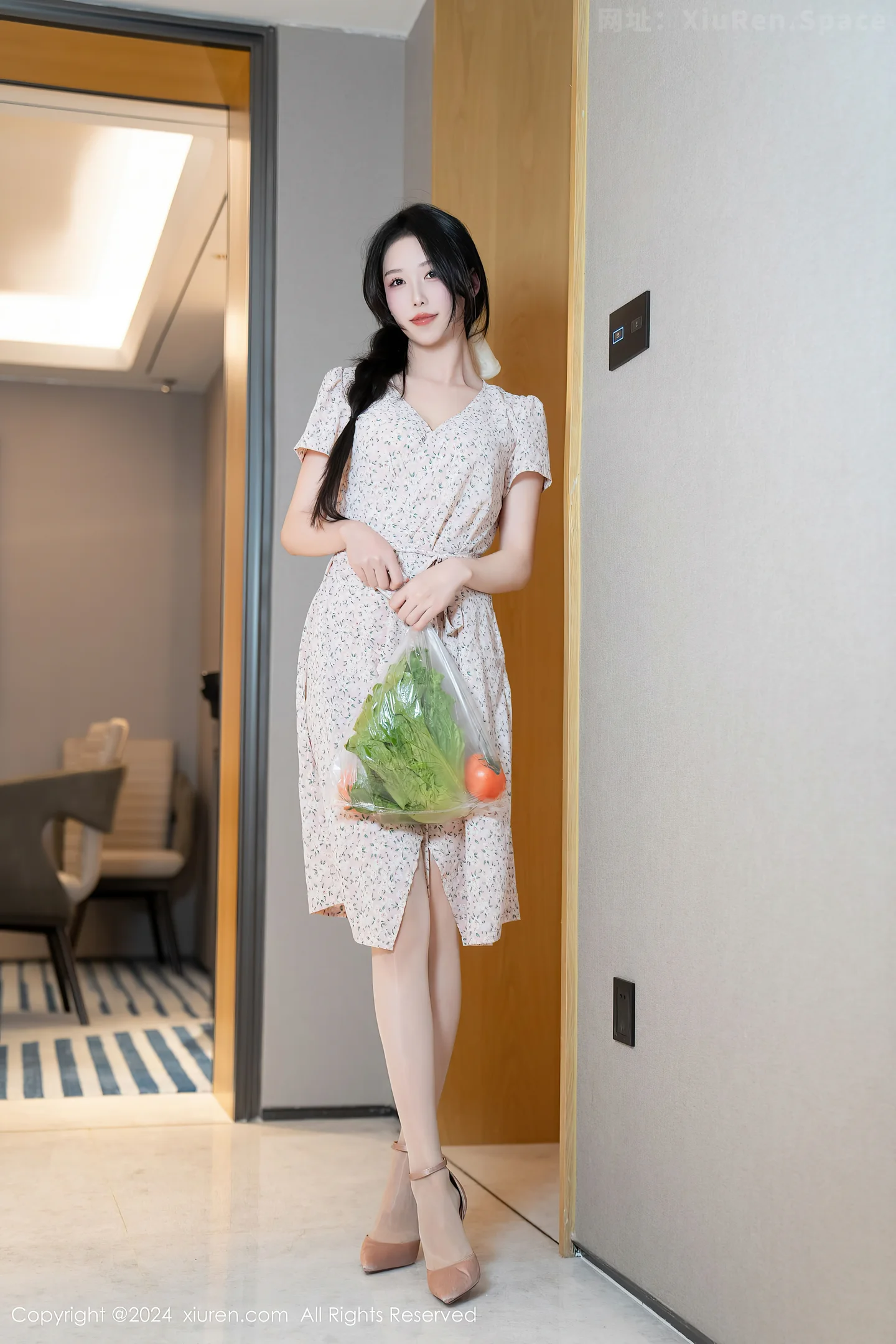 图片[2]-[XiuRen秀人网]VOL.8130 模特利世家政服务主题性感浅色连衣短裙露浅色内衣迷人诱惑写真90P-秀人网官方网站